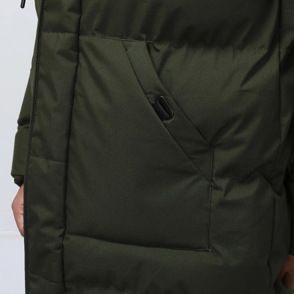 Detalje af skrå sidelomme på armygrøn quiltet parka — Bjerrelund