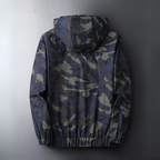 Ryggen på den marineblå camouflage vindjakke til herre, model Ranger — Bjerrelund