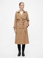 Kamelfarvet trenchcoat til dame set forfra i fuld figur mod hvid studiebaggrund — Bjerrelund