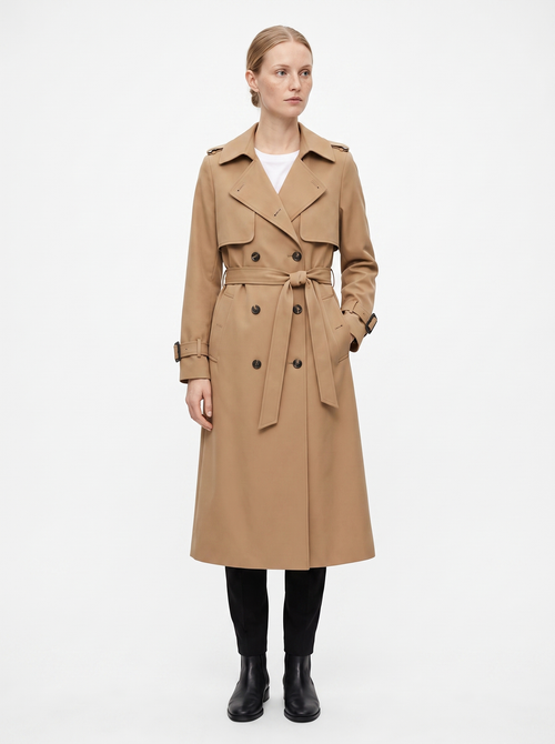 Kamelfarvet trenchcoat til dame set forfra i fuld figur mod hvid studiebaggrund — Bjerrelund