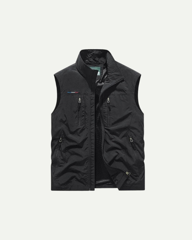 Khakifarvet outdoorvest til herre med lynlås og høj krave — Bjerrelund