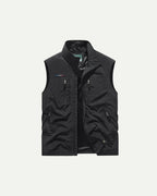 Khakifarvet outdoorvest til herre med lynlås og høj krave — Bjerrelund