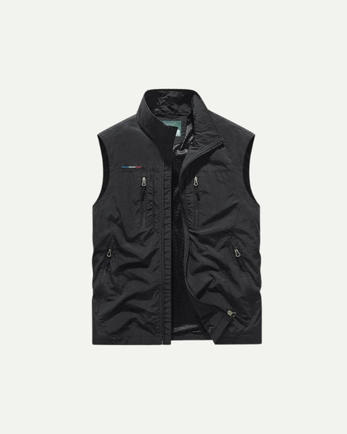 Khakifarvet outdoorvest til herre med lynlås og høj krave — Bjerrelund