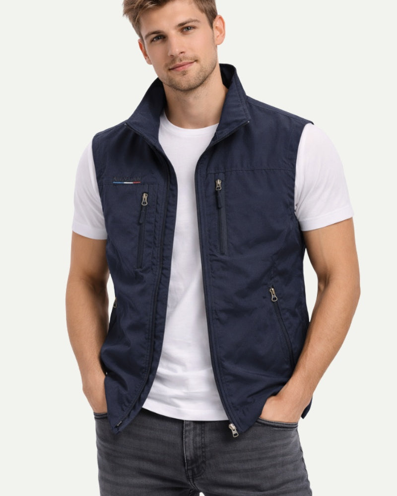 Den sorte outdoorvest set bagfra med lige kant forneden — Bjerrelund